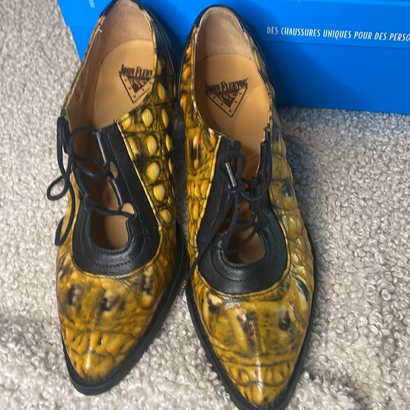 Room 112 John Fluevog - Picture 2 of 3